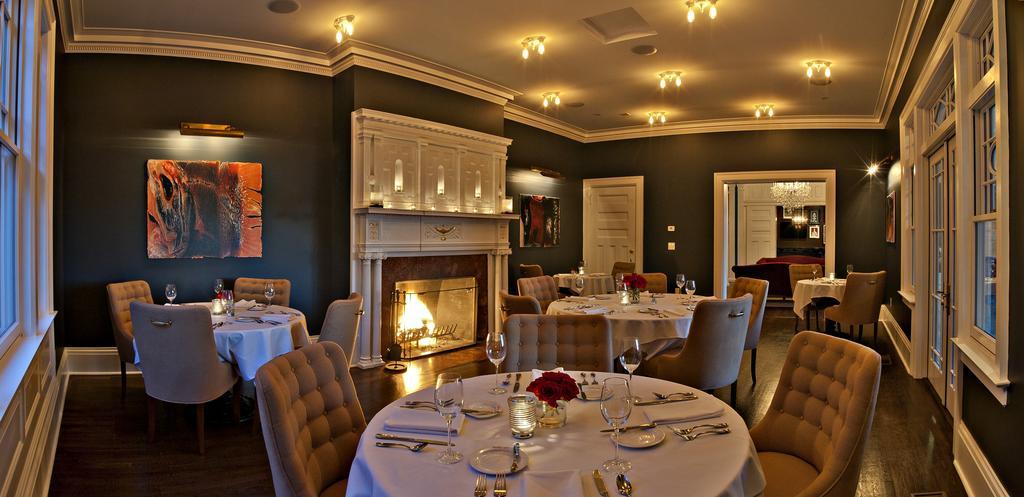 Kemble Inn - Restaurant - Bar Lenox Exterior photo