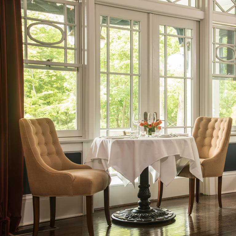Kemble Inn - Restaurant - Bar Lenox Exterior photo