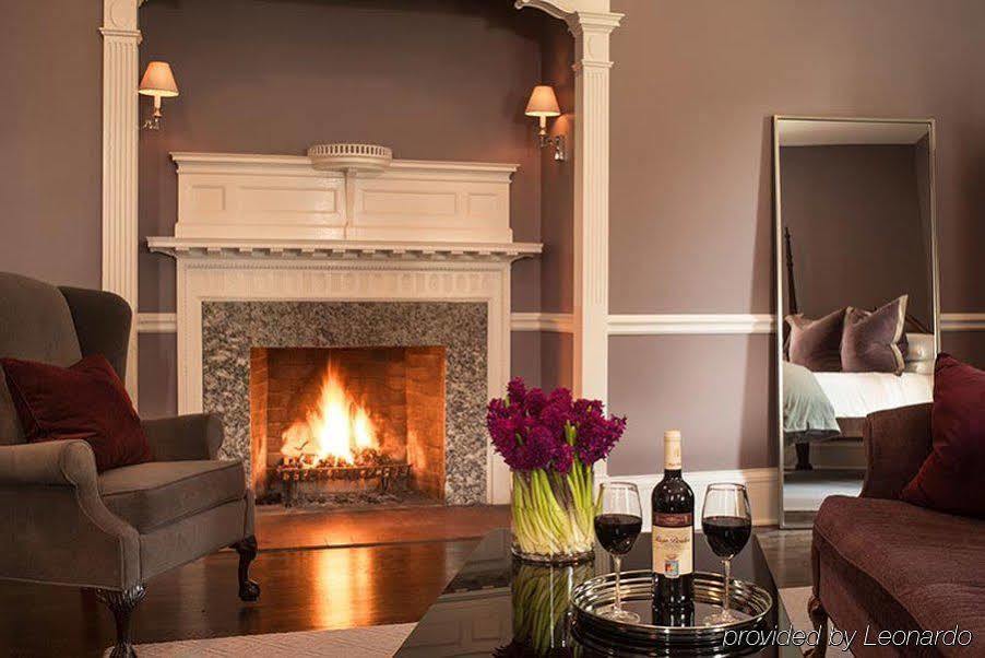 Kemble Inn - Restaurant - Bar Lenox Exterior photo